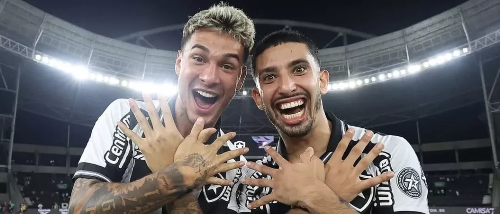 Mateo Ponte e Santi Rodríguez em ação pelo Botafogo (Foto: Vítor Silva-BFR)