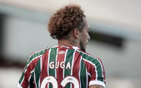 Fluminense evita pré-contrato com rivais e renova com lateral até 2029