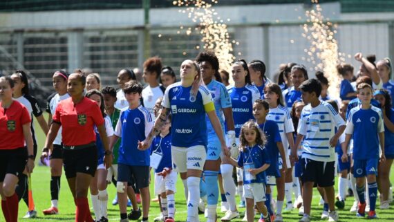 Isa Haas e jogadoras do Cruzeiro na entrada do gramado, no Independência (foto: Leandro Couri/EM/D.A Press)