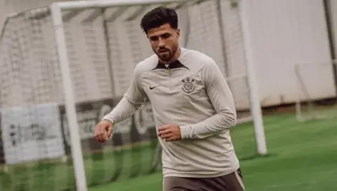Héctor Hernández completa um mês afastado do Corinthians sem futuro definido