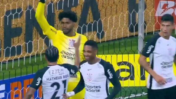 Hugo Souza comemora pênalti defendido em Corinthians x Athletico-PR pela Copa do Brasil (foto: Reprodução/Prime Video)