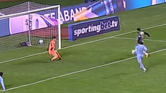 Já nos acréscimos de Bolívar x Atlético, Hulk desperdiçou chance de gol frente a frente com goleiro adversário (foto: Reprodução/ESPN)