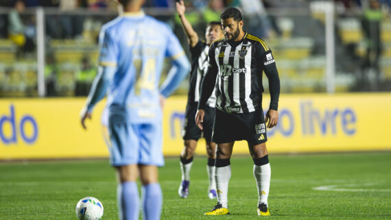 Hulk antes de cobrança de falta durante duelo entre Bolívar e Atlético (foto: Pedro Souza/Atlético)