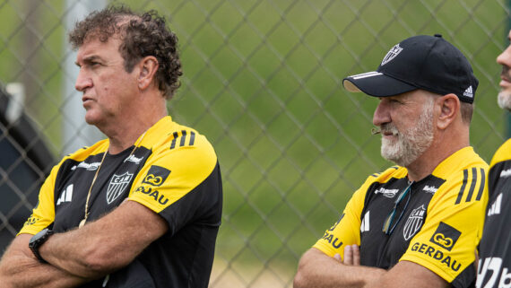 Cuca ao lado do irmão Cuquinha durante treino do Atlético na Cidade do Galo (foto: Pedro Souza/Atlético)