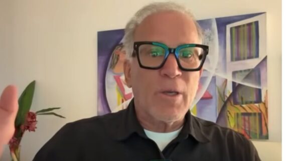 Jaeci Carvalho de camisa preta durante seu programa no Youtube (foto: Reprodução)