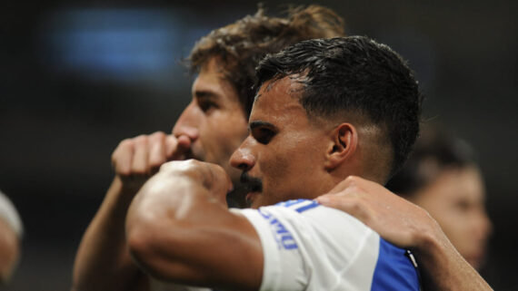 Volante Lucas Silva e lateral-esquerdo Kaiki em Cruzeiro x Bragantino (foto: Alexandre Guzanshe/EM/D.A. Press)