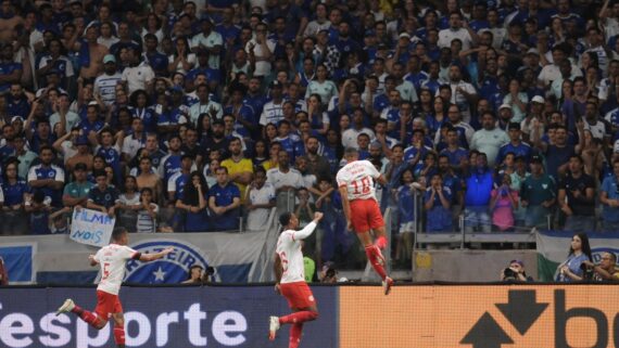 Jogadores do Bragantino comemoram gol contra o Cruzeiro (foto: Alexandre Guzanshe/EM/D.A Press)