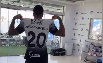João Cancelo veste camisa do Corinthians e leva torcida à loucura nas redes