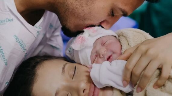 Gabriel Menino, do Atlético, beija a filha Maria Liz ao lado da esposa Brendha Moreira (foto: Reprodução/Instagram/Gabriel Menino)