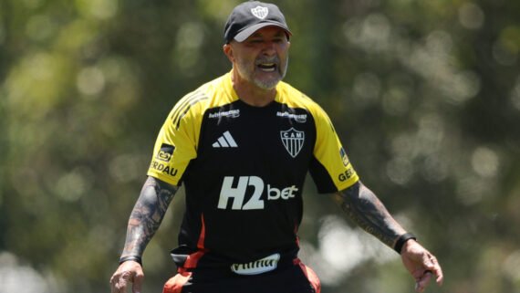 Jorge Sampaoli, técnico do Atlético, durante treinamento na Cidade do Galo (28/9) (foto: Pedro Souza/Atlético)