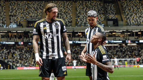 Lyanco observa comemoração de Patrick pelo Atlético (foto: Pedro Souza/Atlético)