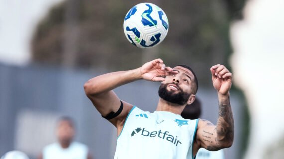 João Marcelo, zagueiro do Cruzeiro, em treinamento na Toca da Raposa 2 (foto: Gustavo Aleixo/Cruzeiro)