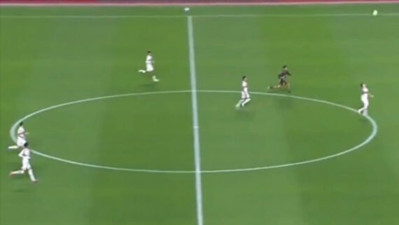 Bobadilla vacilou em lance do gol da LDU contra o São Paulo (foto: Reprodução/Paramount+)