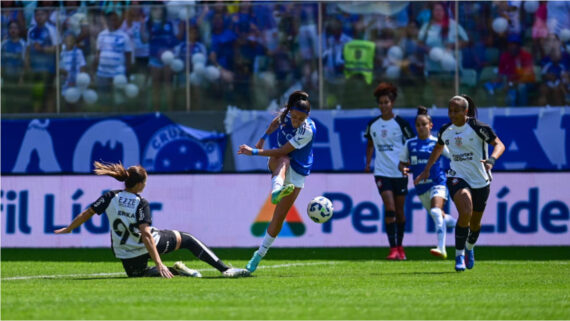 Disputa de bola entre Cruzeiro e Corinthians, no Independência, pela final do Brasileiro Feminino (foto: Leandro Couri/EM/D.A Press)