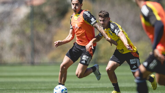 Cadu (à esquerda) briga por espaço com Natanael (à direita) durante treino do Atlético na Cidade do Galo (5/9) (foto: Pedro Souza/Atlético)