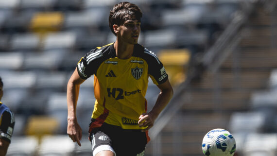 Zagueiro Vitão durante treino do Atlético na Arena MRV (foto: Pedro Souza/Atlético)