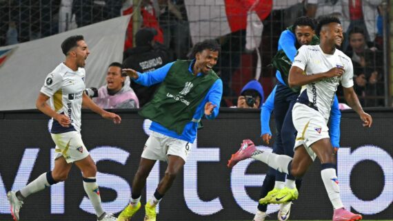 LDU comemora gol contra o São Paulo (foto: RODRIGO BUENDIA/AFP)