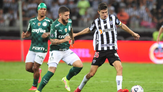 Zé Rafael e Nacho Fernández durante Atlético x Palmeiras no Mineirão, pela Libertadores de 2021 (foto: Alexandre Guzanshe/EM/D.A. Press.)