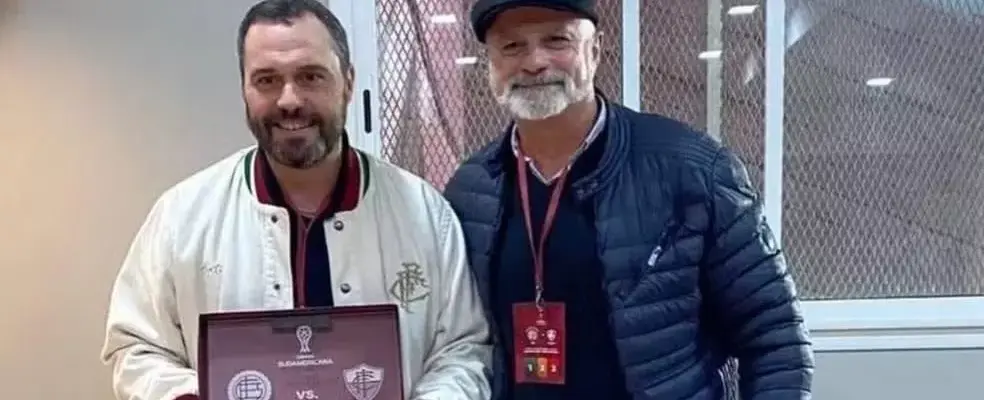 Lanús comete gafe e erra escudo em homenagem ao Fluminense