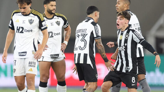 Jogadores do Botafogo comemoram gol sobre o Atlético (foto: Vítor Silva/Botafogo)