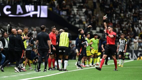 O momento em que Rafael Klein aplica cartão amarelo para Hulk durante vitória do Atlético sobre o Mirassol (foto: Leandro Couri/EM/D.A. Press)