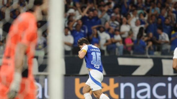 Lucas Silva comemora gol do Cruzeiro contra Bragantino (foto: Alexandre Guzanshe/EM/D.A Press)