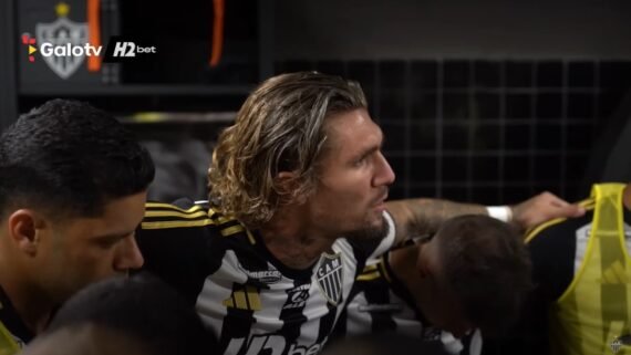 Lyanco discursa para companheiros de Atlético antes de vitória sobre Mirassol (foto: Reprodução/YouTube/GaloTV)
