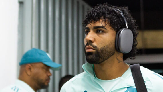 Gabigol, atacante do Cruzeiro, na chegada ao Rei Pelé para duelo com CRB pela Copa do Brasil (foto: Rafael Vieira/Cruzeiro)