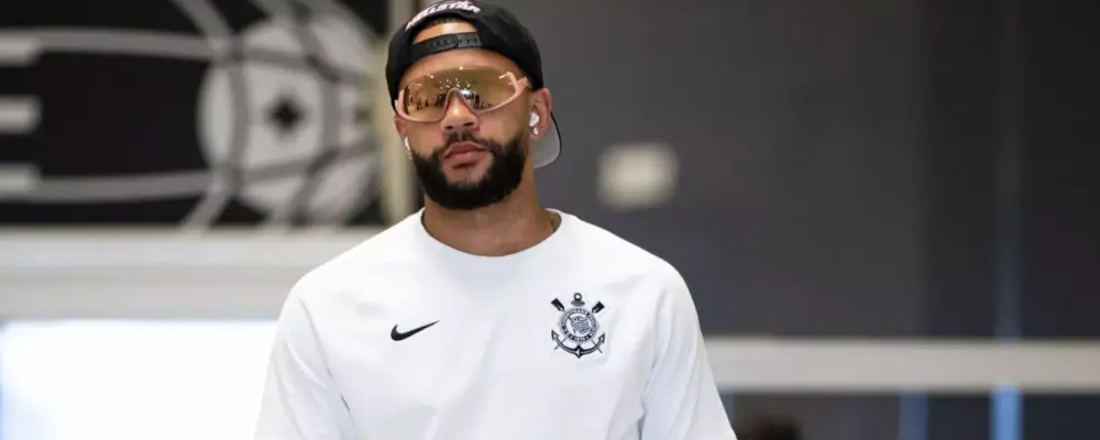 Memphis Depay leva cachorro para suíte com diária de até R$ 265 mil