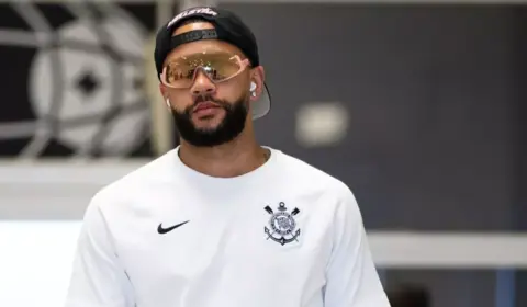 Memphis Depay leva cachorro para suíte com diária de até R$ 265 mil