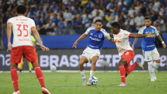 Volante Christian, que comumente atua como ponta direita, fez a ala esquerda em boa parte da vitória do Cruzeiro sobre o Bragantino (foto: Alexandre Guzanshe/EM/D.A. Press)