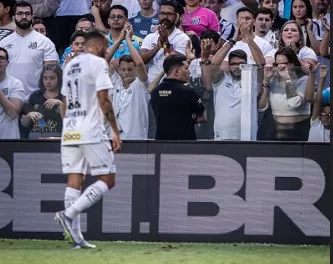 Neymar reclama do VAR e cobra reação imediata do Santos no Brasileiro