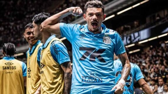 Tiquinho Soares, do Santos, marca depois de cinco meses sem balançar as redes (foto: Divulgação/Santos)