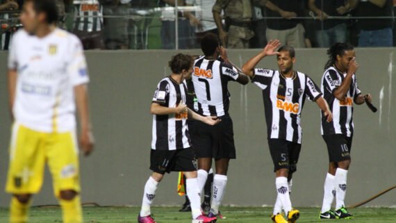 Jogadores do Atlético comemoram gol sobre o The Strongest (foto: Rodrigo Clemente/EM/D.A Press)