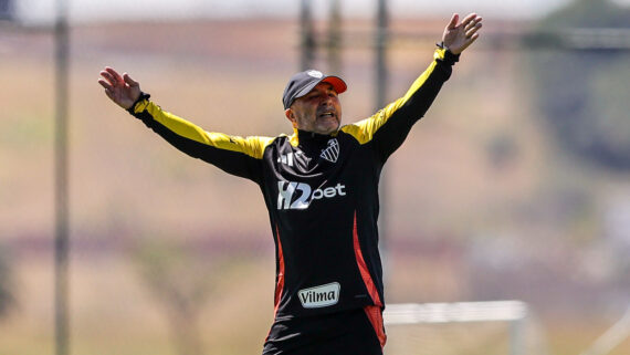 Jorge Sampaoli, técnico do Atlético, durante treinamento na Cidade do Galo (foto: Paulo Henrique França/Atlético)