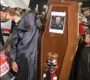 Organizada do São Paulo leva caixões ao MorumBis em protesto contra diretoria