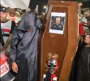 Organizada do São Paulo leva caixões ao MorumBis em protesto contra diretoria