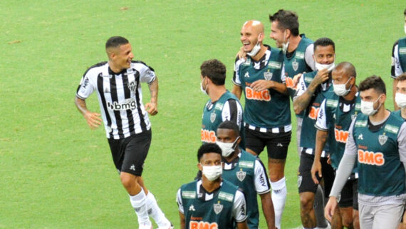 Arana comemora gol com jogadores do Atlético na primeira 