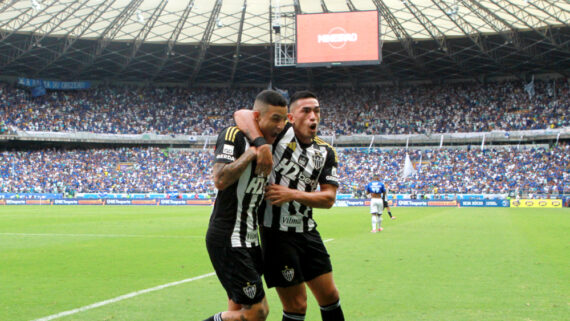 Guilherme Arana e Cuello comemoram gol do Atlético sobre o Cruzeiro no Mineirão (foto: Edésio Ferreira/EM/D.A. Press)