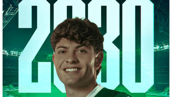 Atleta do Palmeiras, Giay, posando para a foto sorrindo com os numero 2030 no fundo. (foto: Divulgação/Palmeiras)
