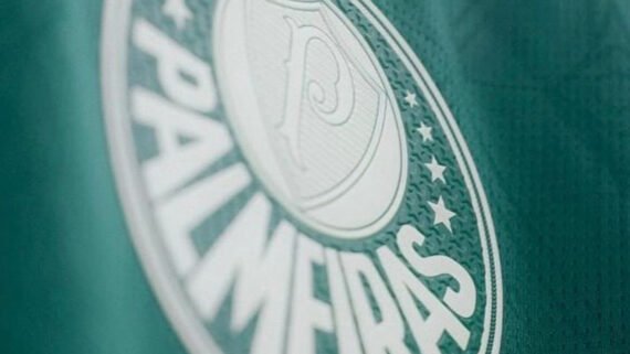 Escudo do Palmeiras fotografado de perto, do angulo de baixo da esquerda para direita. (foto: Divulgação/Palmeiras)