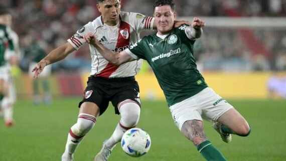 Jogador do River e do Palmeiras em campo (foto: Mabromata/AFP)