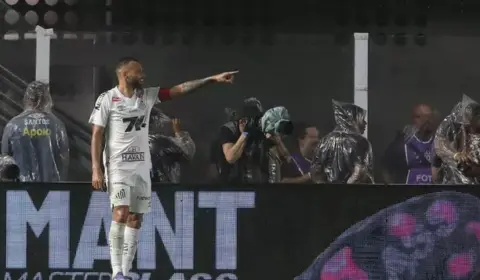 Patrocinador diminui logo na camisa do Santos após reclamações da torcida
