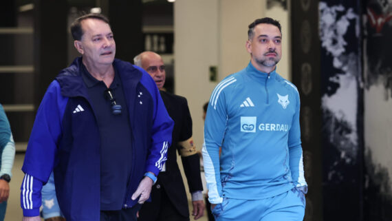 Pedro Lourenço, sócio majoritário da SAF do Cruzeiro, ao lado de Jonas Urias, técnico das Cabulosas (foto: Staff Images Woman/CBF)