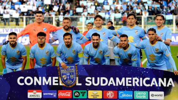 Time do Bolívar postulado em campo antes de jogo contra o Atlético pela Sul-Americana (foto: Jorge Bernal/AFP)