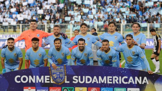 Time do Bolívar em jogo contra o Atlético na Copa Sul-Americana (foto: JORGE BERNAL/AFP)