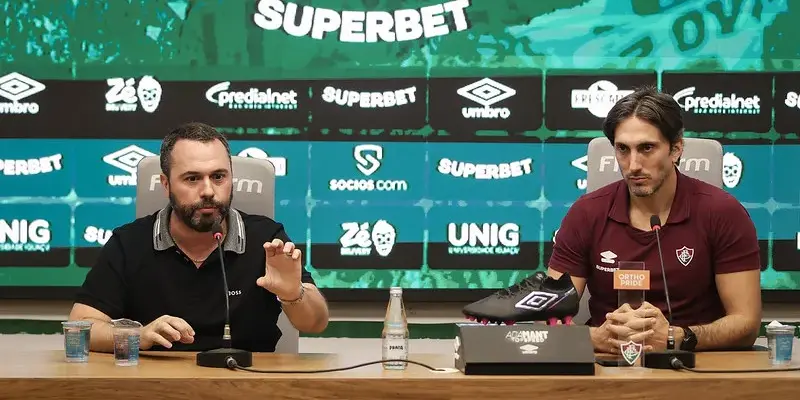 Presidente do Fluminense apresenta Zubeldía, mas mantém mágoa com Renato