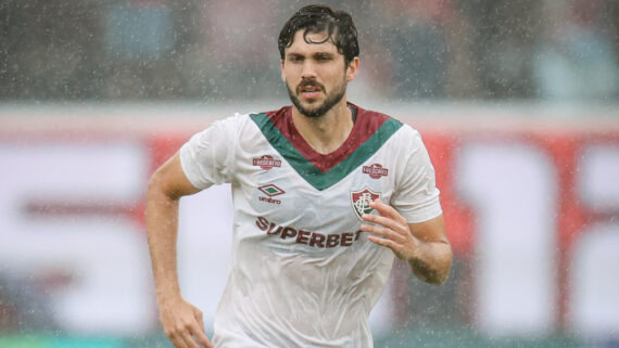 Rabello durante jogo do Fluminense contra o Vitória (foto: MARCELO GONÇALVES / FLUMINENSE F.C.)