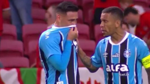 Marcos Rocha (direita) consola Noriega (esquerda) durante Internacional x Grêmio (foto: Reprodução/Premiere)