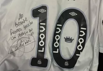Renato Gaúcho recebe camisa autografada de Neymar após Santos x Flu